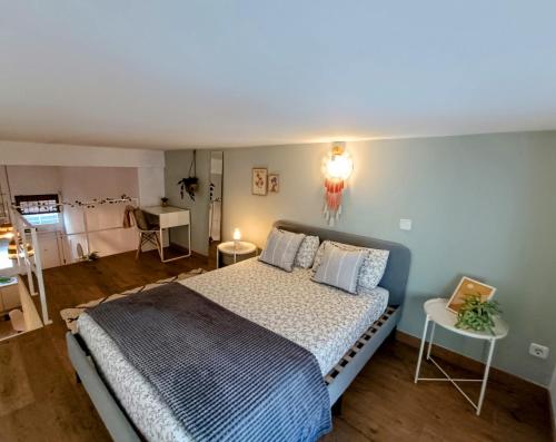 Tourist loft, 6 metro stops to center, AC & 2BR & WiFi