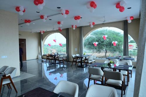 Restoran atau tempat lain untuk makan di SR Hotel Restaurant & Cafe