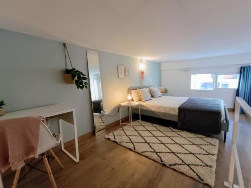Tourist loft, 6 metro stops to center, AC & 2BR & WiFi