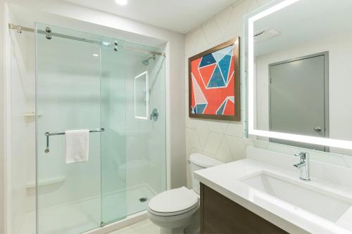 Bilik mandi di Comfort Suites