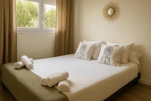 Postel nebo postele na pokoji v ubytování GAMBETTA résidences hôtel Paris centre