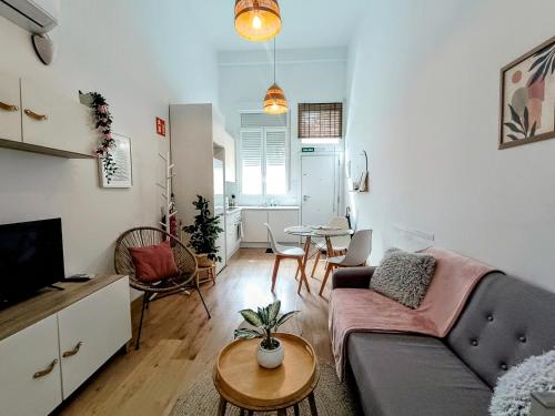 Tourist loft, 6 metro stops to center, AC & 2BR & WiFi