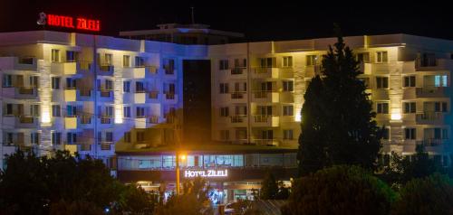 HamidiyeにあるZileli Suıtesのホテルの建物の前に青い照明が見えます。