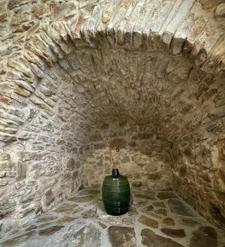 a green vase sitting in a brick tunnel at Palazzetto Longobardi in Ogliastro Cilento