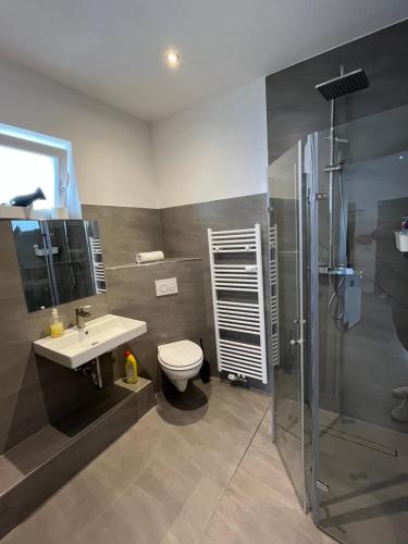 Koupelna v ubytování FeWo A&S Heuchelheim 1 Zi Wohnung EG