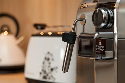 a coffee machine sitting on top of a counter at Schickes Ferienhaus Ostseeperle, 3 Schlafz., 2 Bäder in Zingst