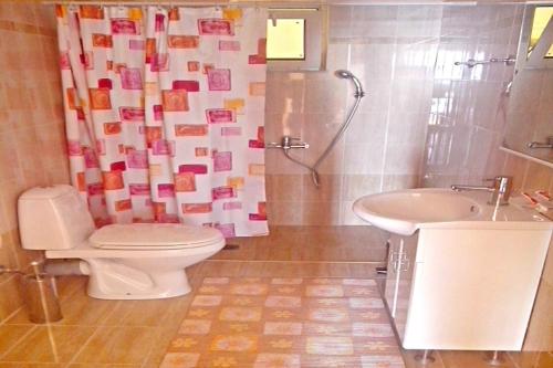 Ένα μπάνιο στο Seaview Studio in beautiful setting, west from Chania