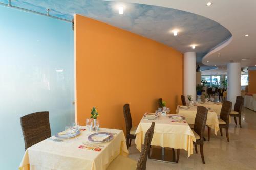 Ein Restaurant oder anderes Speiselokal in der Unterkunft Hotel Maximilian 