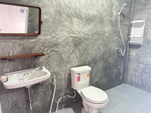 un bagno con un water e un lavandino di Legend muay thai gym a Ban Nong Chaeng