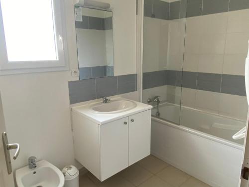Koupelna v ubytování Appartement T3 bord de mer résidence Aqualinda E55