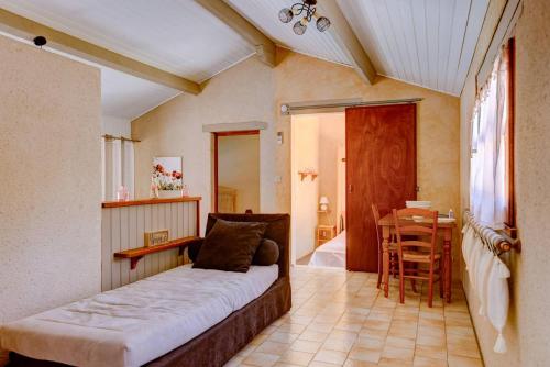 Postel nebo postele na pokoji v ubytování RESOULES II - piscine, pleine nature