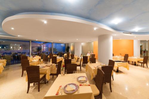 Ein Restaurant oder anderes Speiselokal in der Unterkunft Hotel Maximilian 
