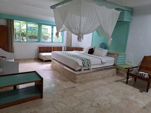 Un dormitorio con una cama y una habitación con un sofá. en Lavender Moon House ex Lavender villa 7, en Kuta
