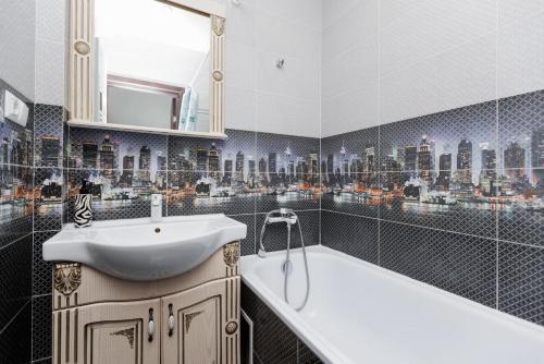 a bathroom with a sink and a bath tub at Apartament confortabil Chișinău in Chişinău