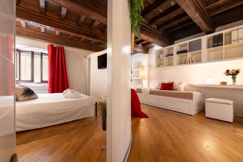 una camera con due letti in una stanza con soffitti in legno di Keys of Italy - Rustici 3 - Charming 1BR Loft a Firenze