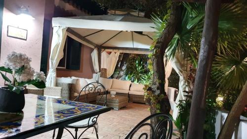 a living room with a table and a couch at Beach villa La Genziana in Parghelia