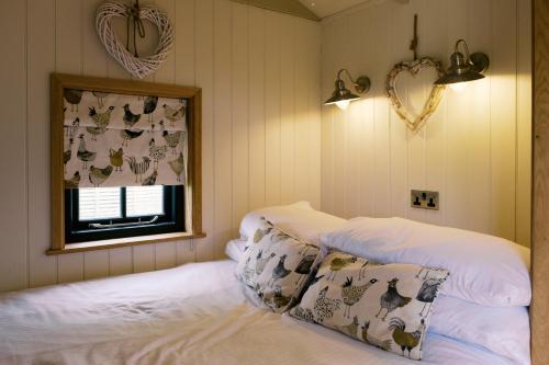 Katil atau katil-katil dalam bilik di Poppie's Shepherds Hut at Shepherds Lodge Retreat and Wellness