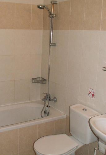 Ένα μπάνιο στο Large one bedroom apartment, with village view