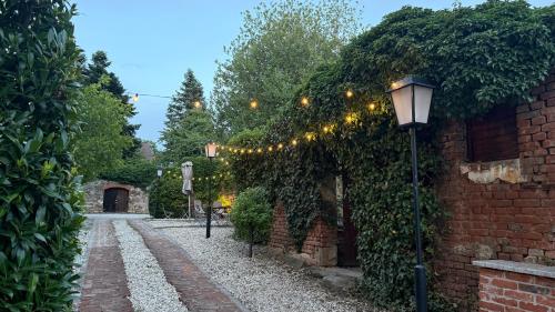 an alley with a brick building with lights and a street light at Kastanienbaum in Herzogenaurach
