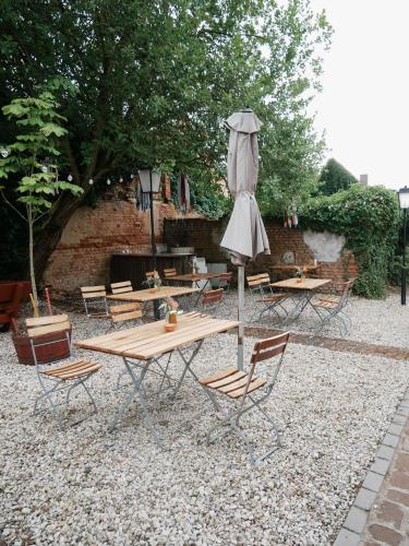 a table and chairs with an umbrella in a yard at Kastanienbaum in Herzogenaurach