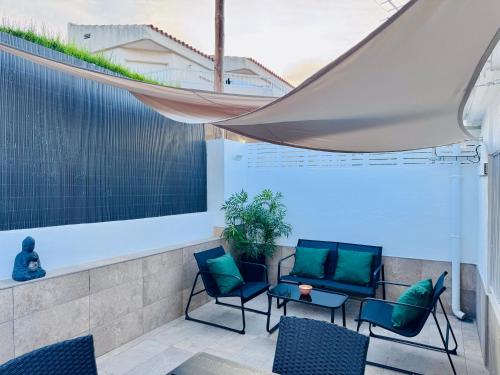 a patio with two chairs and a table at Leo Apartamentos La Cova in Peñíscola