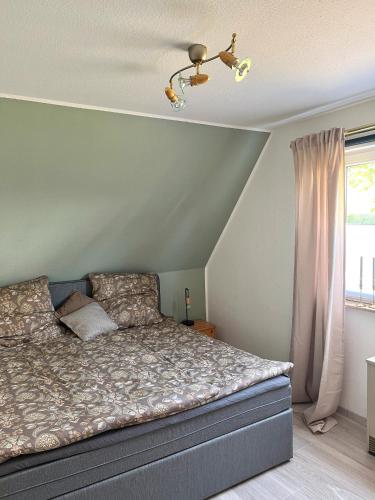 ein Schlafzimmer mit einem Bett mit Deckenventilator in der Unterkunft Ferienwohnung Wanderglück Latrop in Schmallenberg