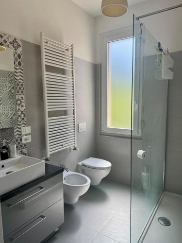 a bathroom with a toilet and a sink and a shower at Duplex da sogno nella posizione migliore di Giulianova Lido in Giulianova