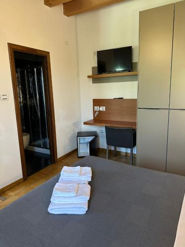 a room with a kitchen with a table and a refrigerator at Osteria Locanda Veneta in Mirano