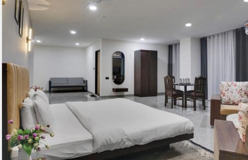 Cama o camas de una habitación en Hotel Sky Inn Pune