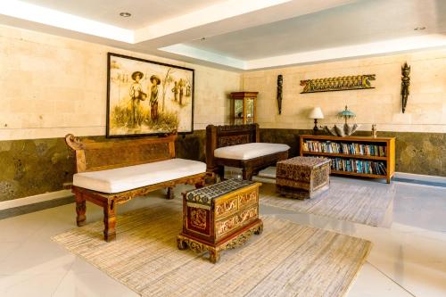un salon rempli de meubles et d'une table dans l'établissement Sri Phala Resort & Villa, à anur