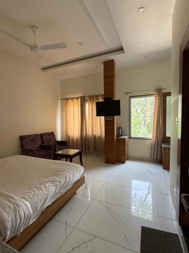Ένα ή περισσότερα κρεβάτια σε δωμάτιο στο Hotel India