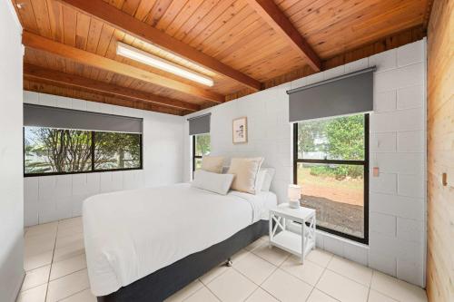 Buderim Rustic Retreat - Pool & Pet Friendlyにあるベッド