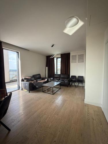 ein Wohnzimmer mit Sofa und Tisch in der Unterkunft Belgrade Waterfront apartments in Belgrad