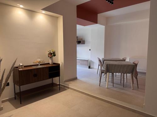 ein Esszimmer mit einem Tisch und einigen Stühlen in der Unterkunft Amarcord in Laureana di Borrello