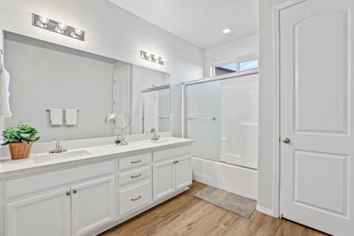 Ένα μπάνιο στο Beautiful Newly Built Home with Central AC