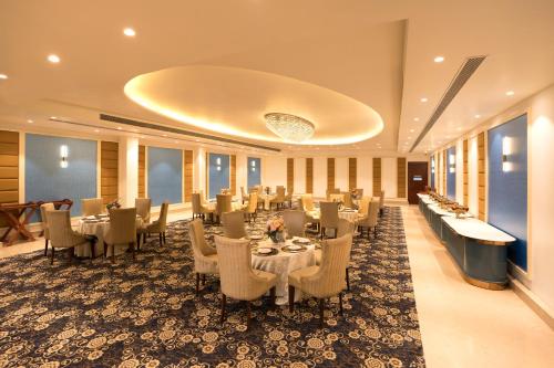 a restaurant with tables and chairs in a room at Best Western Plus Phagwara in Phagwāra