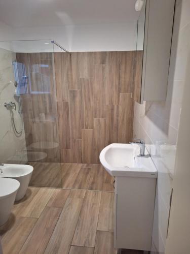 une salle de bain avec douche, lavabo et toilettes dans l'établissement Apartmani Lu, à Zadar