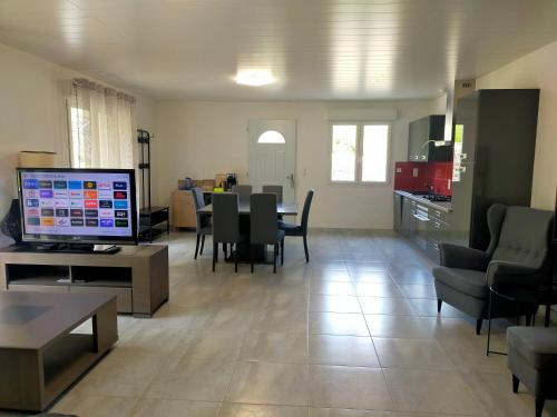 a living room with a kitchen and a dining room at Le Plain-pied du Pêcheur - Maison avec terrasse entre Loire, Via Velay et Le Puy in Brives-Charensac