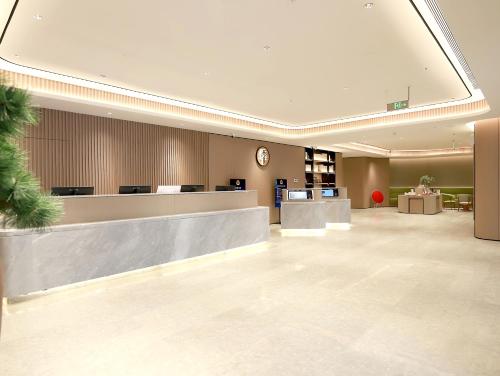 a lobby with a reception desk and a waiting room at JI Hotel Beijing Yanqing Tower Wanda Plaza in Yanqing