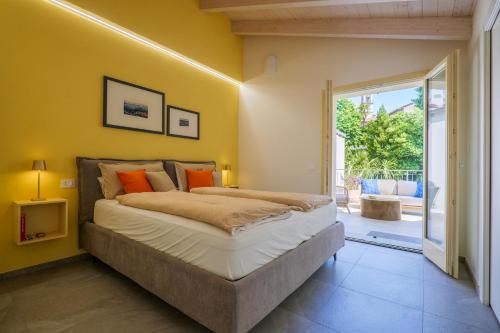 a bedroom with a large bed with orange pillows at Villetta Gialla in Intra