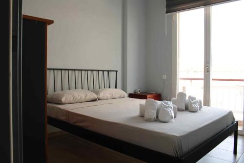 Postel nebo postele na pokoji v ubytování Sarris apartment