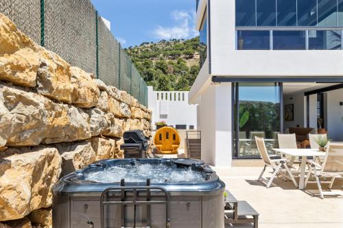 Nespecifikovaný výhled na hory nebo výhled na hory při pohledu z vily