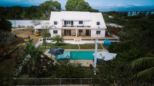 an aerial view of a house with a swimming pool at Villa SAIDIA climatisée avec PISCINE in Diego Suarez