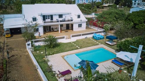 an aerial view of a house with a swimming pool at Villa SAIDIA climatisée avec PISCINE in Diego Suarez