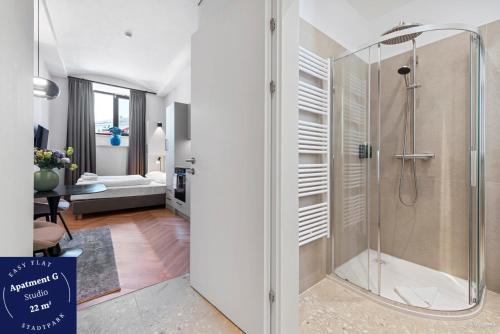 um banheiro com chuveiro e porta de vidro em easy flat Stadtpark Apartments em Viena