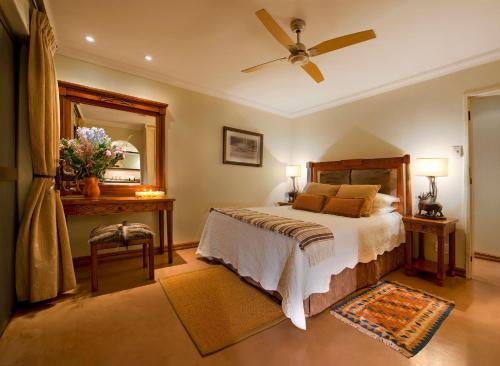 Una cama o camas en una habitación de Sable Ranch Thaba Khaya Lodge