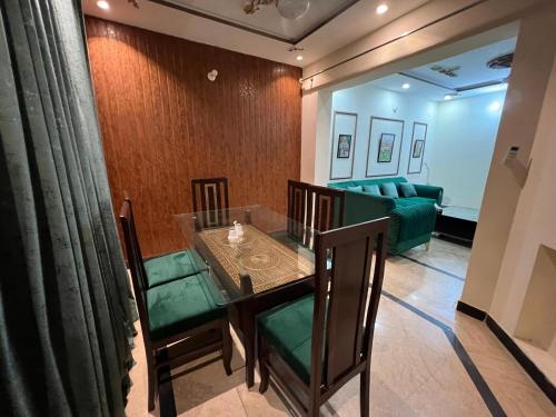 ラホールにあるLuxury comfort homeのテーブルと椅子とソファのあるダイニングルーム