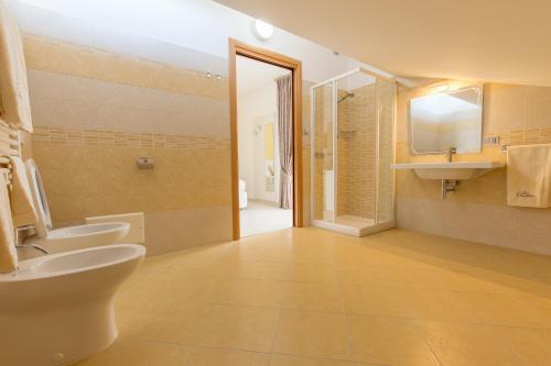 łazienka z toaletą i umywalką w obiekcie B&B Paradiso w mieście San Salvo