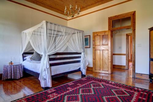 Ένα ή περισσότερα κρεβάτια σε δωμάτιο στο Melkkamer Manor House