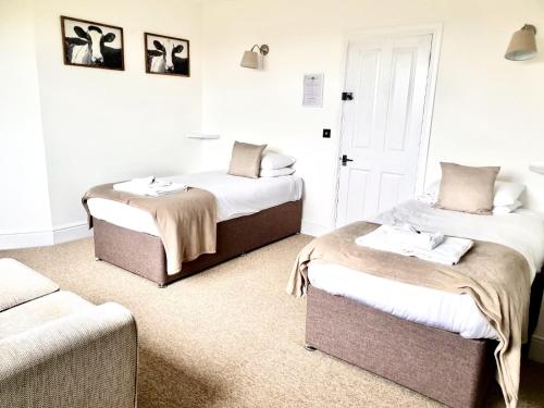 a bedroom with two beds and a couch at Mendip Spring Golf and Country Club in Churchill